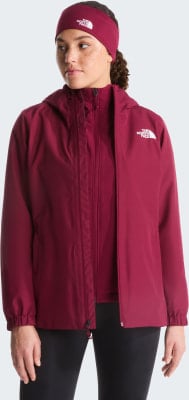 Frau in einer weinroten Kapuzenjacke und einem Stirnband von The North Face. Frau in einer weinroten Kapuzenjacke und einem Stirnband von The North Face.