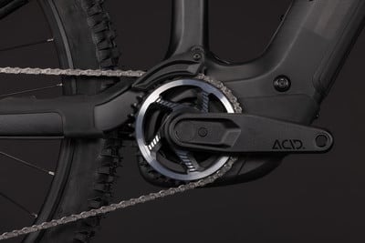 Detail des E-Bike-Antriebs mit Kette und ACID-Kurbeln. Detail des E-Bike-Antriebs mit Kette und ACID-Kurbeln.
