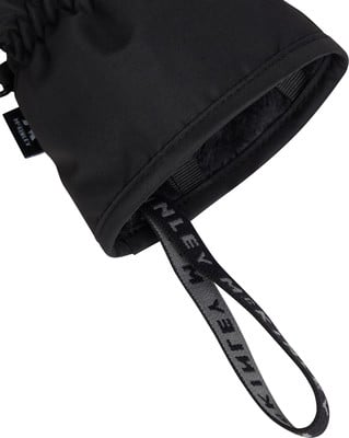 Schwarzer Handschuh mit Logo und Schlaufe, Nahaufnahme. Schwarzer Handschuh mit Logo und Schlaufe, Nahaufnahme.