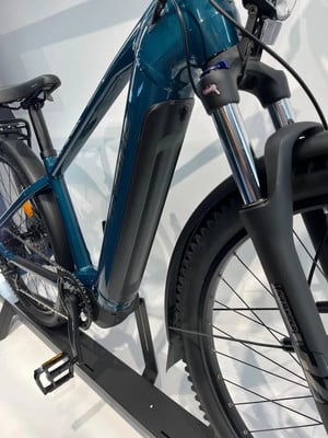 Detail eines Elektrofahrrads mit blauem Rahmen und Federgabel. Detail eines Elektrofahrrads mit blauem Rahmen und Federgabel.