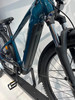 Detail eines Elektrofahrrads mit blauem Rahmen und Federgabel.