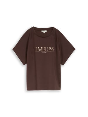 Barna póló rövid ujjal és a TIMELESS felirattal. Barna póló rövid ujjal és a TIMELESS felirattal.