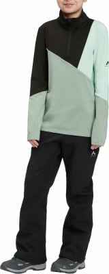 Mädchen in schwarzen Hosen und einer bunten Langarmjacke. Mädchen in schwarzen Hosen und einer bunten Langarmjacke.