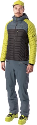 Ein Mann in Skibekleidung mit Jacke und Hose mit Skischuhen. Ein Mann in Skibekleidung mit Jacke und Hose mit Skischuhen.
