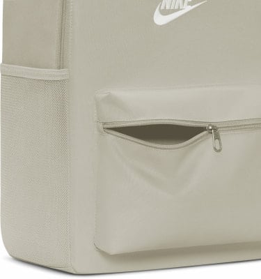 Nahaufnahme eines Rucksacks mit Reißverschlusstasche und seitlicher Netztasche.