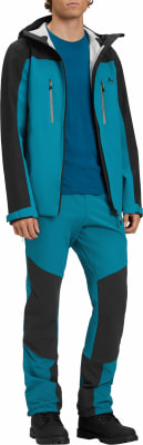 Mann in einer blauen Jacke und Hose mit schwarzen Einsätzen, ideal für Outdoor-Aktivitäten. Mann in einer blauen Jacke und Hose mit schwarzen Einsätzen, ideal für Outdoor-Aktivitäten.