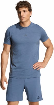 Ein Mann in einem blauen Adidas-T-Shirt und Shorts vor weißem Hintergrund. Ein Mann in einem blauen Adidas-T-Shirt und Shorts vor weißem Hintergrund.