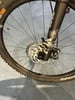 Nahaufnahme eines Mountainbike-Vorderrads mit Scheibenbremse und Federgabel.