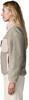 Frau in beigem Fleece-Pullover mit rosa Details, im Profil.