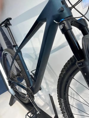 Modernes Mountainbike mit Federung und Scheibenbremsen, Nahaufnahme. Modernes Mountainbike mit Federung und Scheibenbremsen, Nahaufnahme.