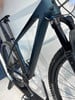 Modernes Mountainbike mit Federung und Scheibenbremsen, Nahaufnahme.