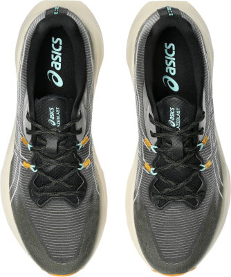 Draufsicht auf ein Paar Asics Laufschuhe mit schwarzen Schnürsenkeln und beiger Sohle.