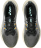 Draufsicht auf ein Paar Asics Laufschuhe mit schwarzen Schnürsenkeln und beiger Sohle.