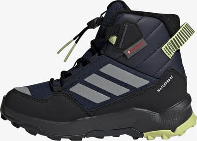 Pohodlná dětská kotníková obuv Adidas s membránou Gore-Tex. Pohodlná dětská kotníková obuv Adidas s membránou Gore-Tex.