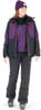 Eine Frau in einer Skijacke und Hose mit einer lila Mütze und einem Fleece-Pullover.