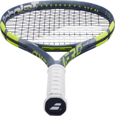 Ein Babolat Pure Aero Team Tennisschläger in Grau und Gelb.