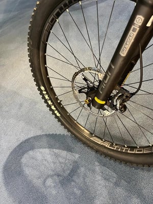 Detail eines Mountainbike-Vorderrads mit Scheibenbremse und Federgabel. Detail eines Mountainbike-Vorderrads mit Scheibenbremse und Federgabel.