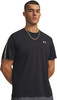 Mann in schwarzem T-Shirt mit Under Armour Logo und Goldkette.