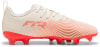 Beige Fußballschuhe mit orange gestreiftem Muster und roter Sohle.