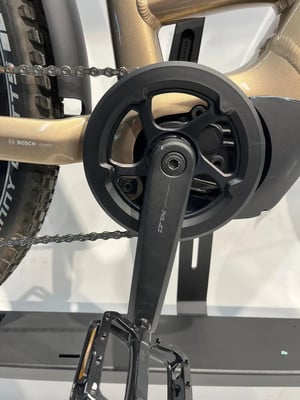 Detail des Elektrofahrrad-Antriebs mit Kurbeln und Pedalen.