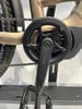 Detail des Elektrofahrrad-Antriebs mit Kurbeln und Pedalen.