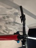Ein rotes Mountainbike mit schwarzem Lenker und Preisschild.