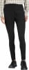 Schwarze Damenleggings mit Taschen und kariertem Hemd darüber.