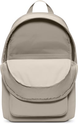 Ein offener beiger Rucksack mit Innenfutter und Tasche. Ein offener beiger Rucksack mit Innenfutter und Tasche.