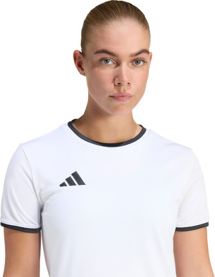 Eine Frau in einem weißen T-Shirt mit Adidas-Logo auf der Brust. Eine Frau in einem weißen T-Shirt mit Adidas-Logo auf der Brust.