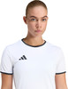Eine Frau in einem weißen T-Shirt mit Adidas-Logo auf der Brust.