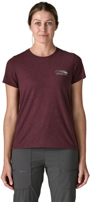 Eine Frau in einem dunkelweinroten T-Shirt mit Logo und einer grauen Cargohose.