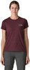 Eine Frau in einem dunkelweinroten T-Shirt mit Logo und einer grauen Cargohose.