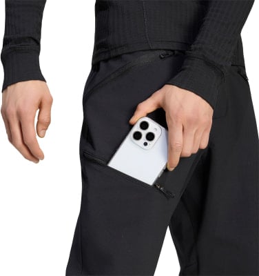 Ein Mann steckt ein Handy in die Hosentasche. Ein Mann steckt ein Handy in die Hosentasche.