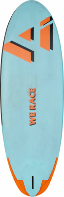 Hellblauer Paddleboard mit orange-schwarzen geometrischen Mustern und der Aufschrift WE RACE. Hellblauer Paddleboard mit orange-schwarzen geometrischen Mustern und der Aufschrift WE RACE.