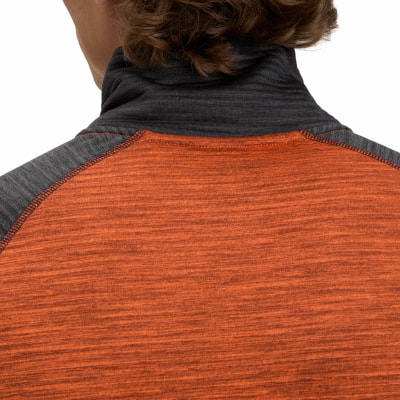 Rückansicht eines orangefarbenen Herrenpullovers mit dunklem Kragen. Rückansicht eines orangefarbenen Herrenpullovers mit dunklem Kragen.