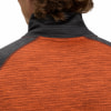Rückansicht eines orangefarbenen Herrenpullovers mit dunklem Kragen.