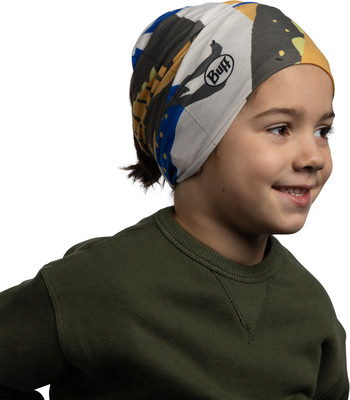 Junge mit buntem BUFF-Stirnband und grünem Pullover.