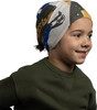 Junge mit buntem BUFF-Stirnband und grünem Pullover.