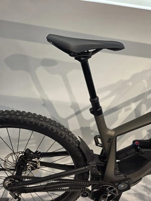 Der hintere Teil eines Mountainbikes mit Dämpfer und breitem Reifen. Der hintere Teil eines Mountainbikes mit Dämpfer und breitem Reifen.