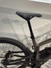 Der hintere Teil eines Mountainbikes mit Dämpfer und breitem Reifen.