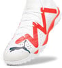 Weißer Fußballschuh mit roten und dunkelblauen Akzenten und Puma-Logo.