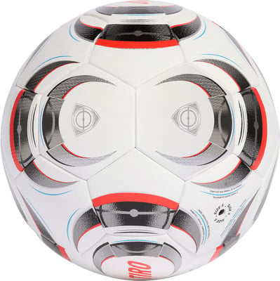 Ein Fußball mit weißem Hintergrund und schwarzen, roten und silbernen Mustern. Ein Fußball mit weißem Hintergrund und schwarzen, roten und silbernen Mustern.