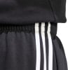 Schwarze Adidas Sporthose mit weißen Streifen und elastischem Bund.