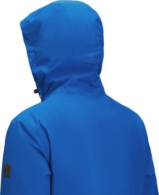 Rückansicht einer blauen Jacke mit Kapuze und dunklem Logo am Ärmel. Rückansicht einer blauen Jacke mit Kapuze und dunklem Logo am Ärmel.