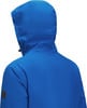 Rückansicht einer blauen Jacke mit Kapuze und dunklem Logo am Ärmel.