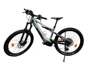 Silbernes Mountain-E-Bike mit Federung und breiten Reifen.