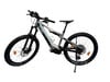Silbernes Mountain-E-Bike mit Federung und breiten Reifen.