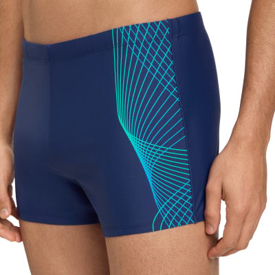 Blaue Badehose mit blau-grünem geometrischem Muster an der Seite. Blaue Badehose mit blau-grünem geometrischem Muster an der Seite.
