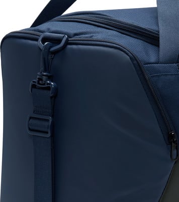 Detail einer dunkelblauen Tasche mit Riemen und Karabiner.