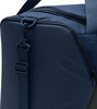 Detail einer dunkelblauen Tasche mit Riemen und Karabiner.